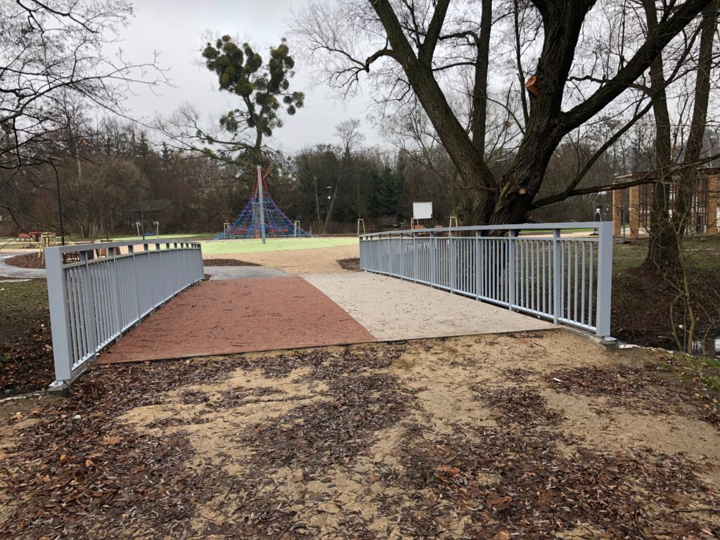 Balustrada o nowoczesnym wyglądzie na kładce pieszo-rowerowej.