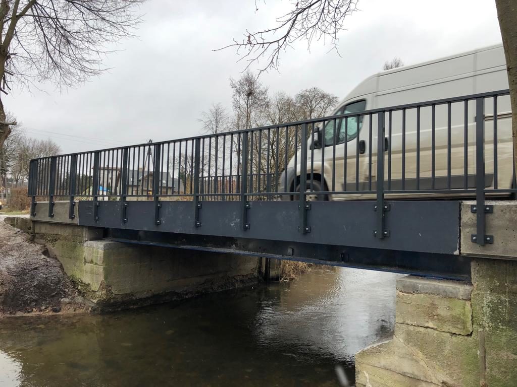 Stalowa balustrada na moście zapewniająca bezpieczeństwo.